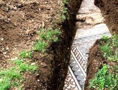意大利葡萄庄园挖掘出古罗马马赛克地板砖