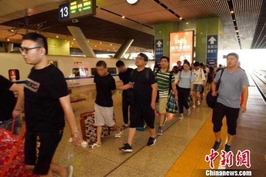 图为,抓捕现场 唐时杰 摄